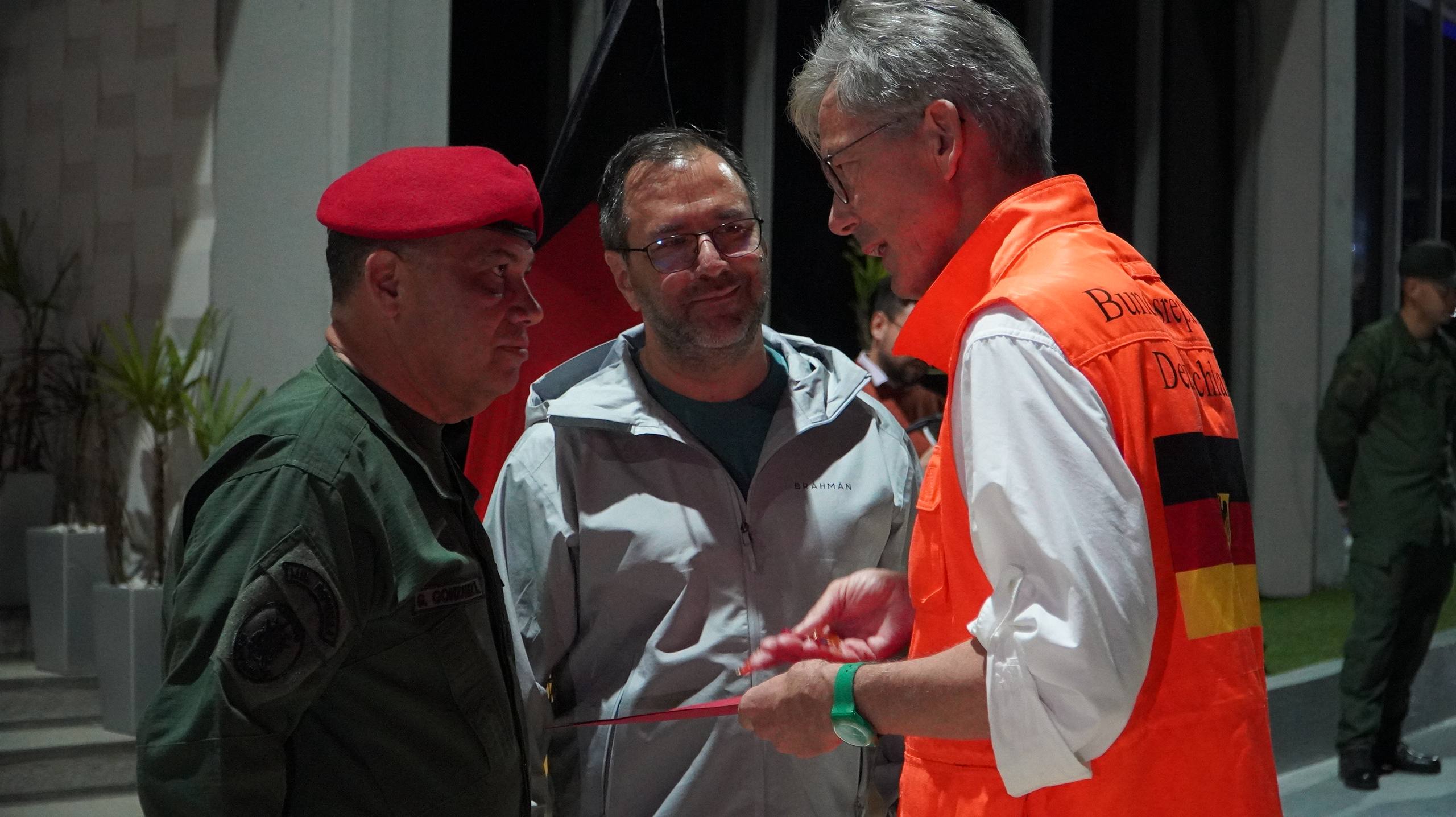 Canciller Yván Gil condecora a rescatistas alemanes