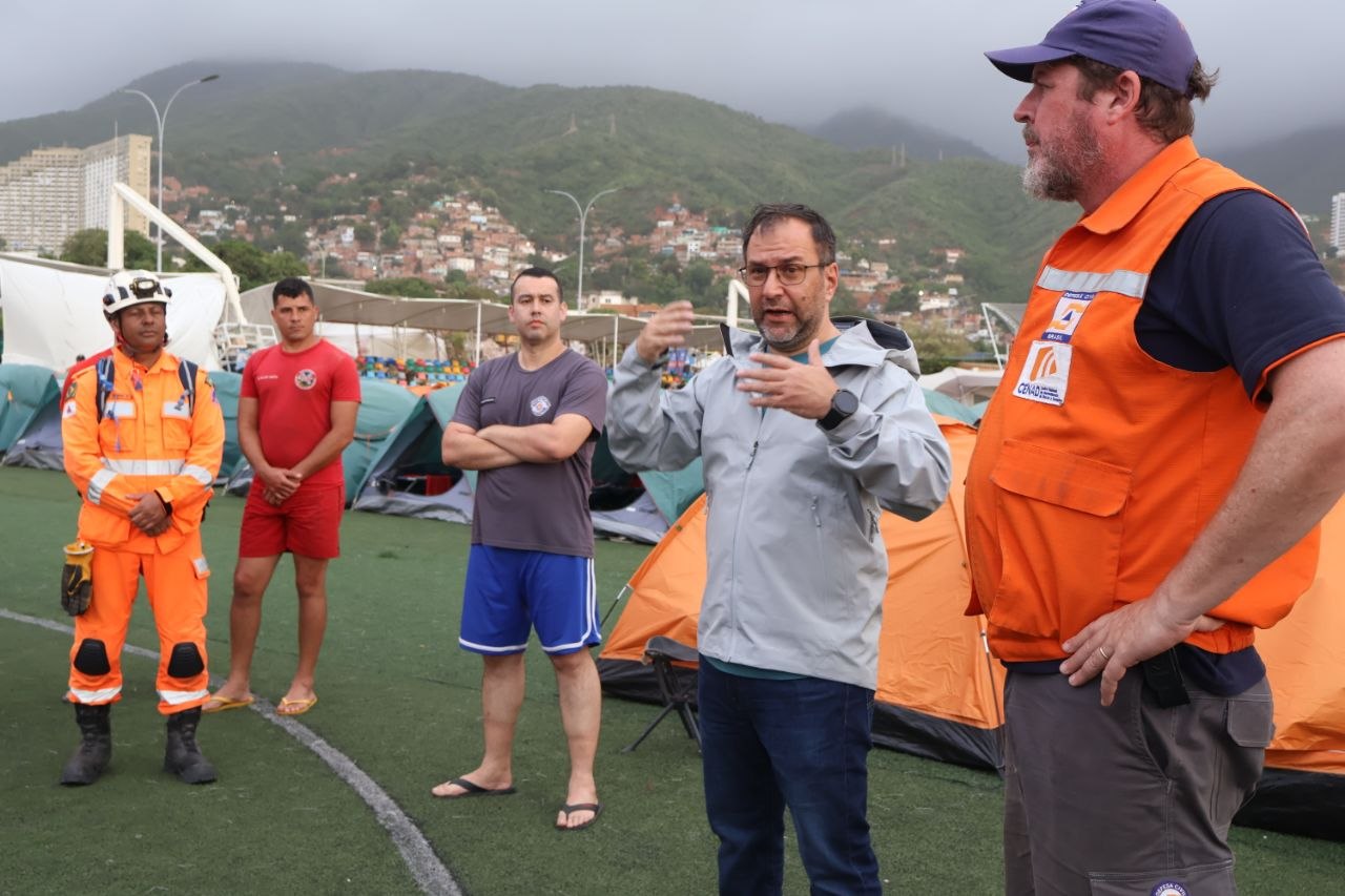 Canciller Yván Gil recorre campamentos de rescatistas en La Guaira: "No olvidaremos jamás este gesto"