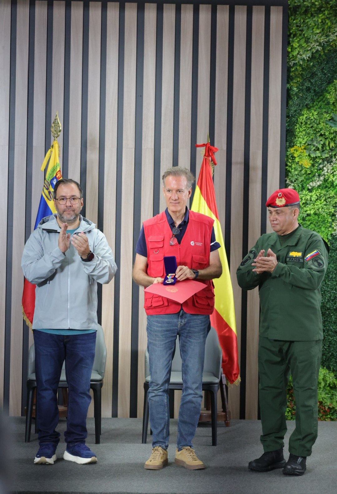 Venezuela reconoce labor humanitaria de la delegación de rescatistas de España