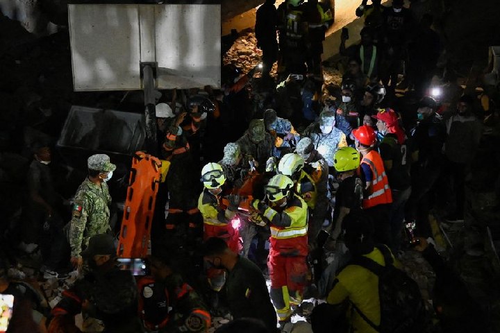 Rescatistas mexicanos excavan pisos bajos de la OPP 33 en Caraballeda