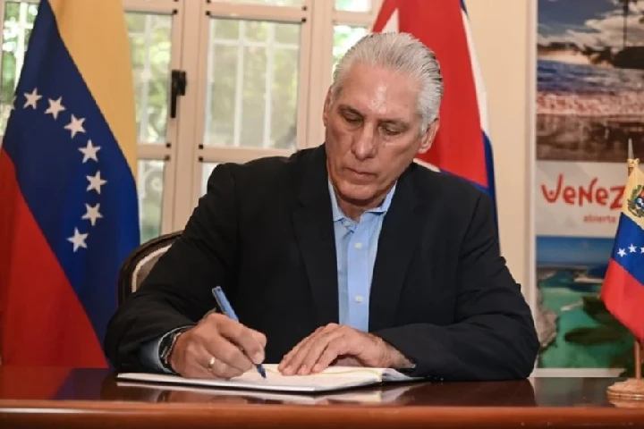 Presidente cubano Díaz-Canel firma Libro de Condolencias a Venezuela