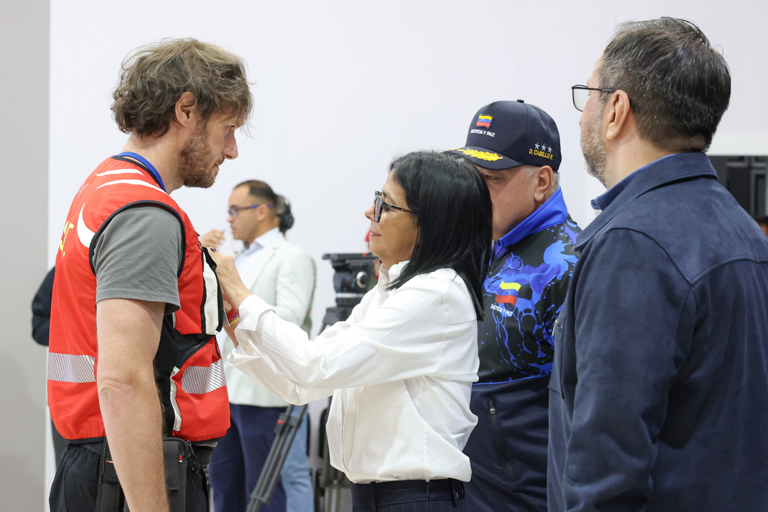 Presidenta (E) Delcy Rodríguez condecora a los articuladores de ayuda humanitaria de la Unión Europea