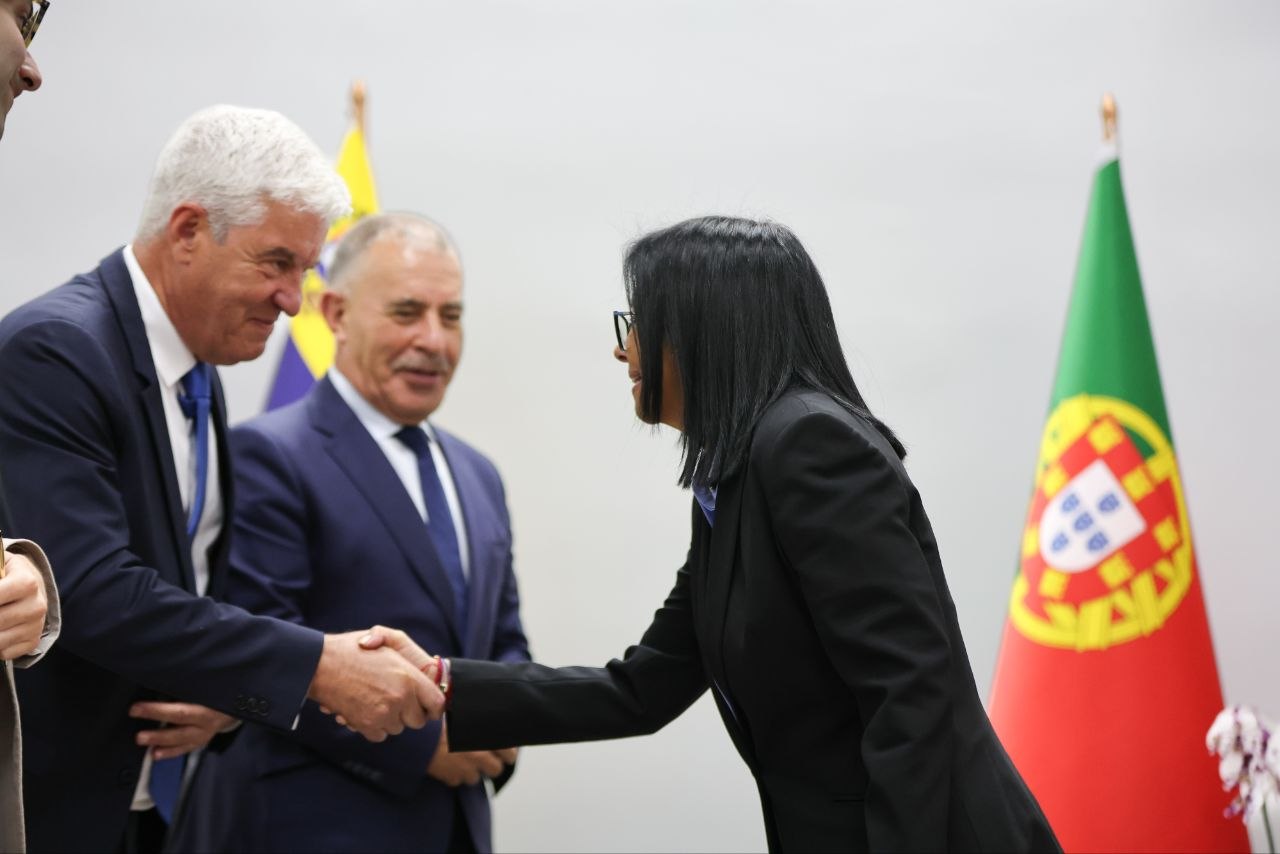 Presidenta Encargada evalúa agenda de cooperación con autoridades de Portugal ante contingencia sísmica