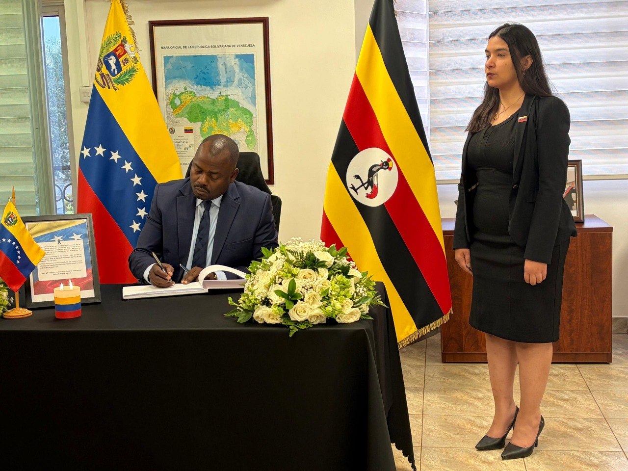 Canciller de Uganda acude a la Embajada venezolana para transmitir sus más sentidas condolencias por tragedia sísmica