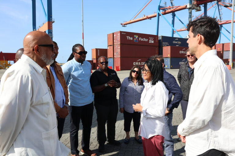 Presidenta Delcy Rodríguez recibe 88 contenedores de ayuda de la Caricom para atender contingencia por sismos