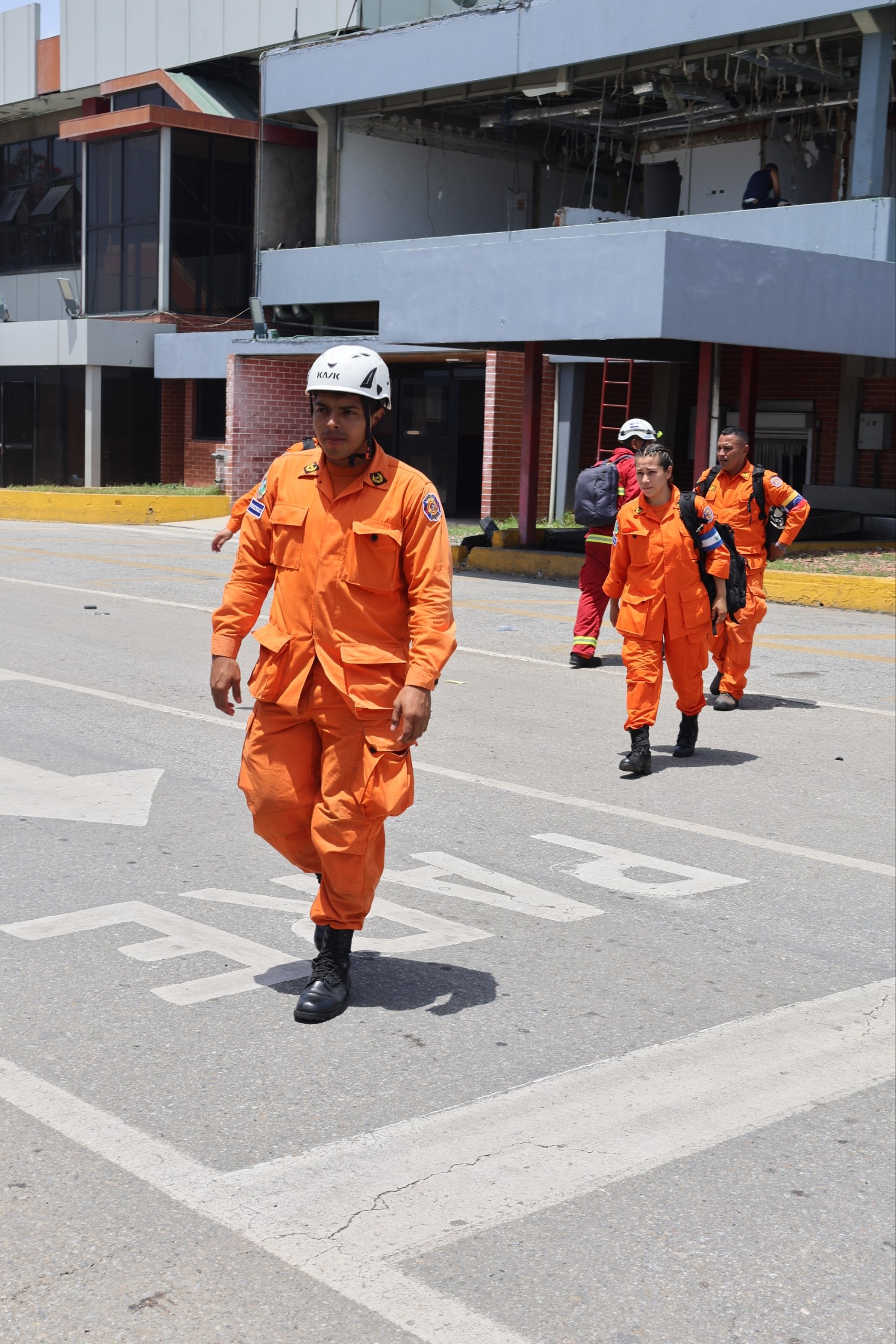 Venezuela despide a 130 rescatistas de El Salvador que apoyaron labores de rescate tras doblete sísmico