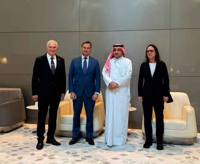 Ministro Félix Plasencia llega a Qatar para transmitir condolencias tras fallecimiento del Emir Padre