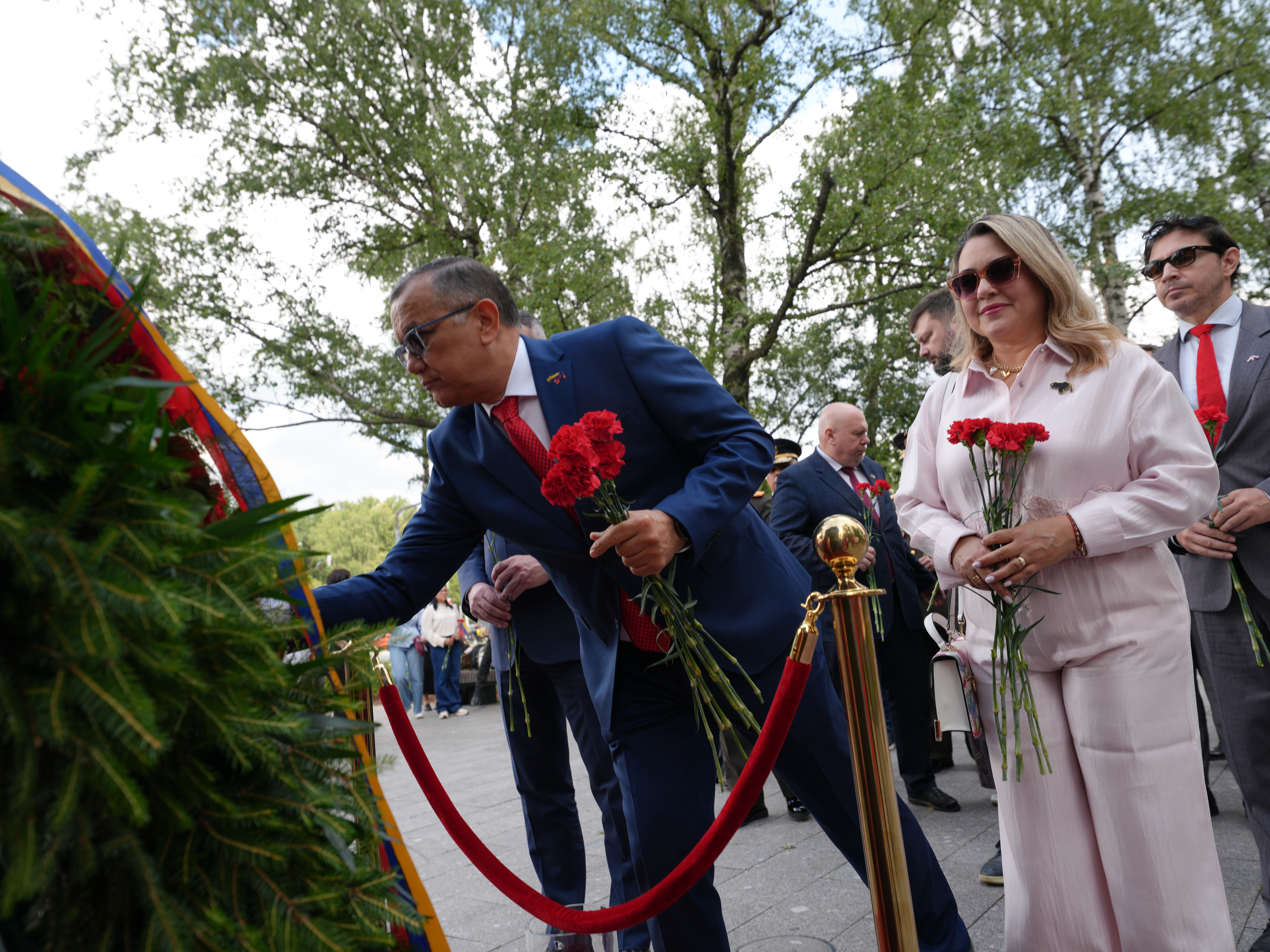 Embajada en Rusia conmemora el 243 aniversario del Natalicio del Libertador Simón Bolívar en Moscú