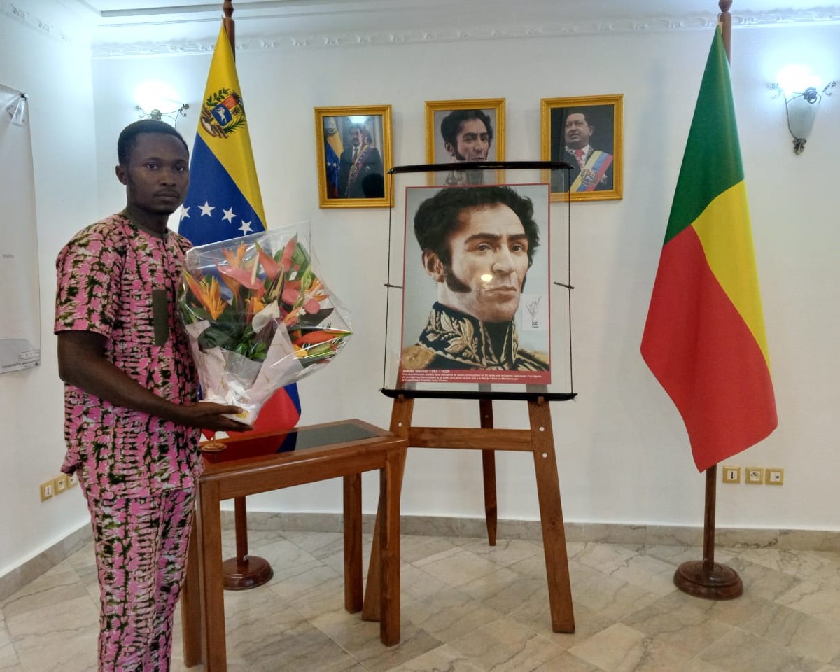 Embajada en Benín honra a Simón Bolívar con ofrenda floral y jornada formativa
