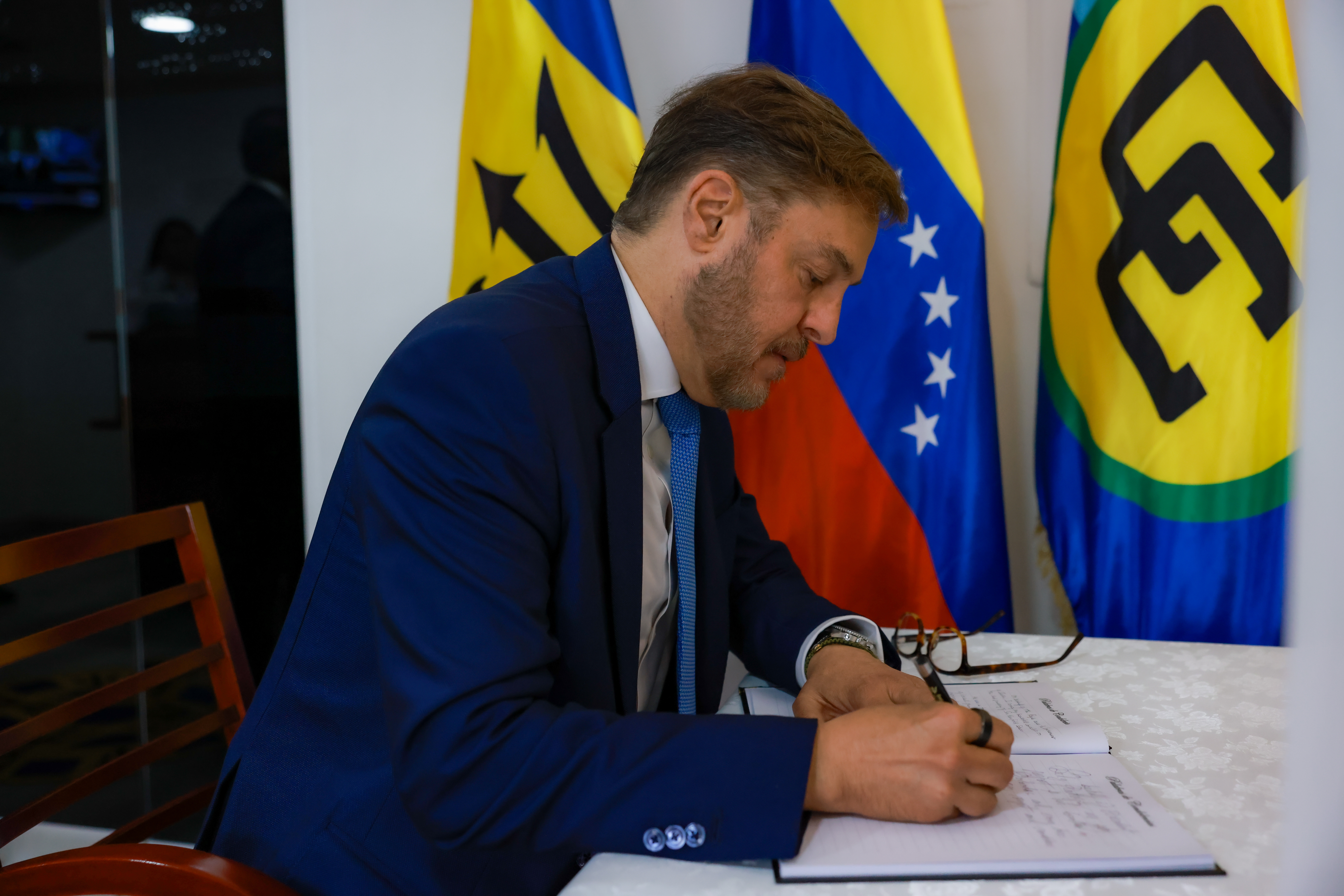Canciller Plasencia firma libro de condolencias en honor a Héroe Nacional de Barbados Garfield Sobers