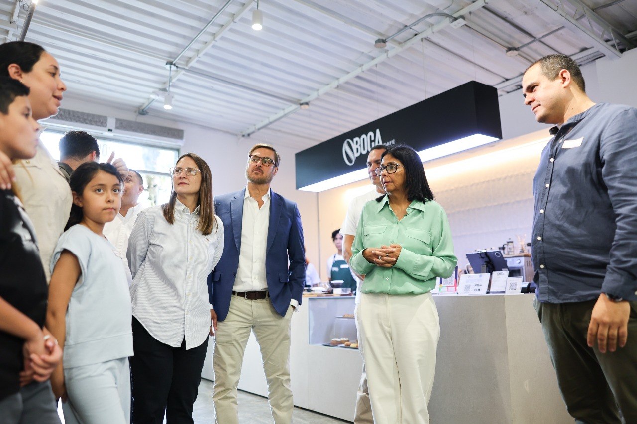 Presidenta Delcy Rodríguez visita emprendimiento «Boca Café» que impulsa la producción nacional hacia mercados internacionales