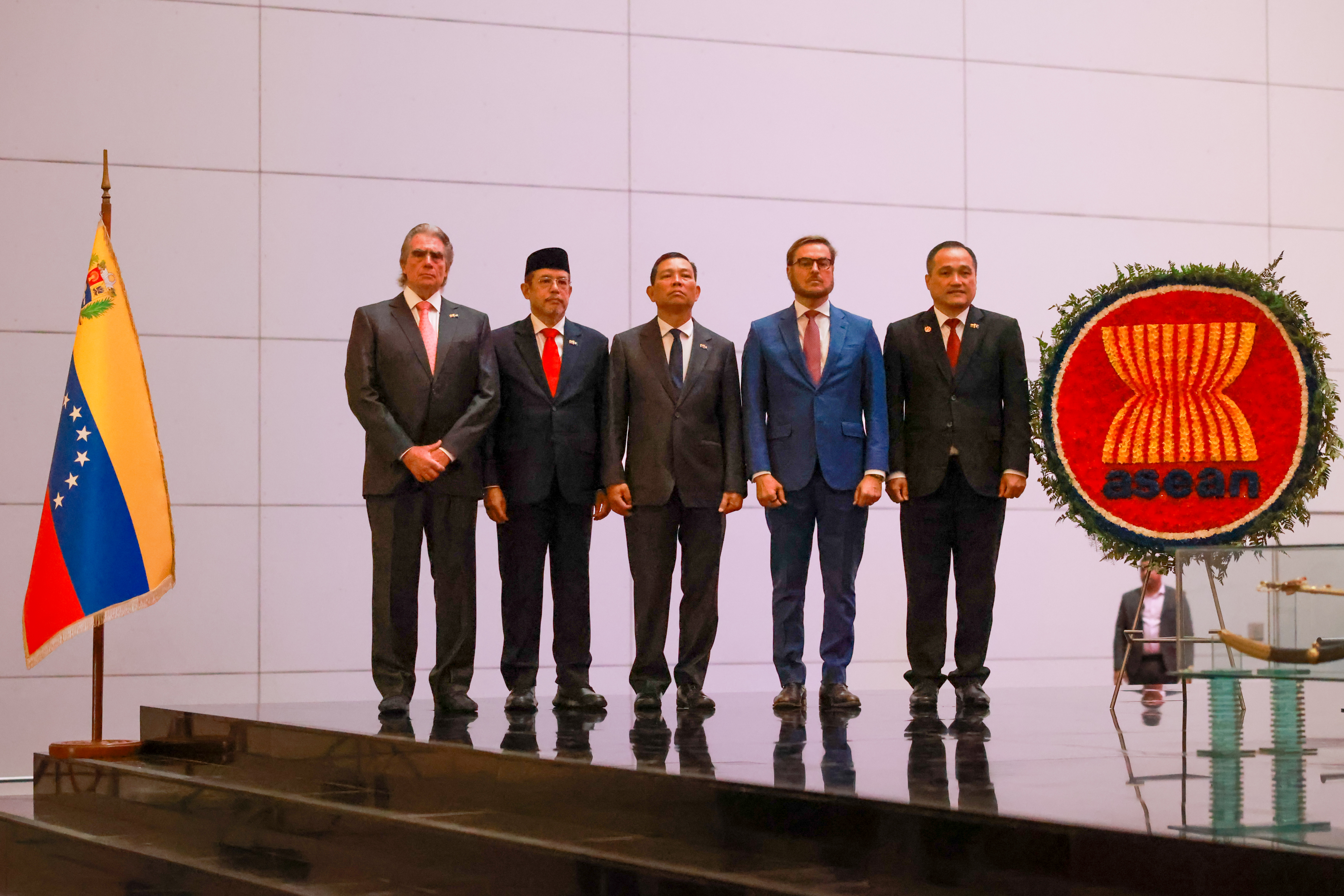 Canciller lidera ofrenda floral con motivo de la celebración del 59° aniversario de la Asociación de Naciones del Sudeste Asiático