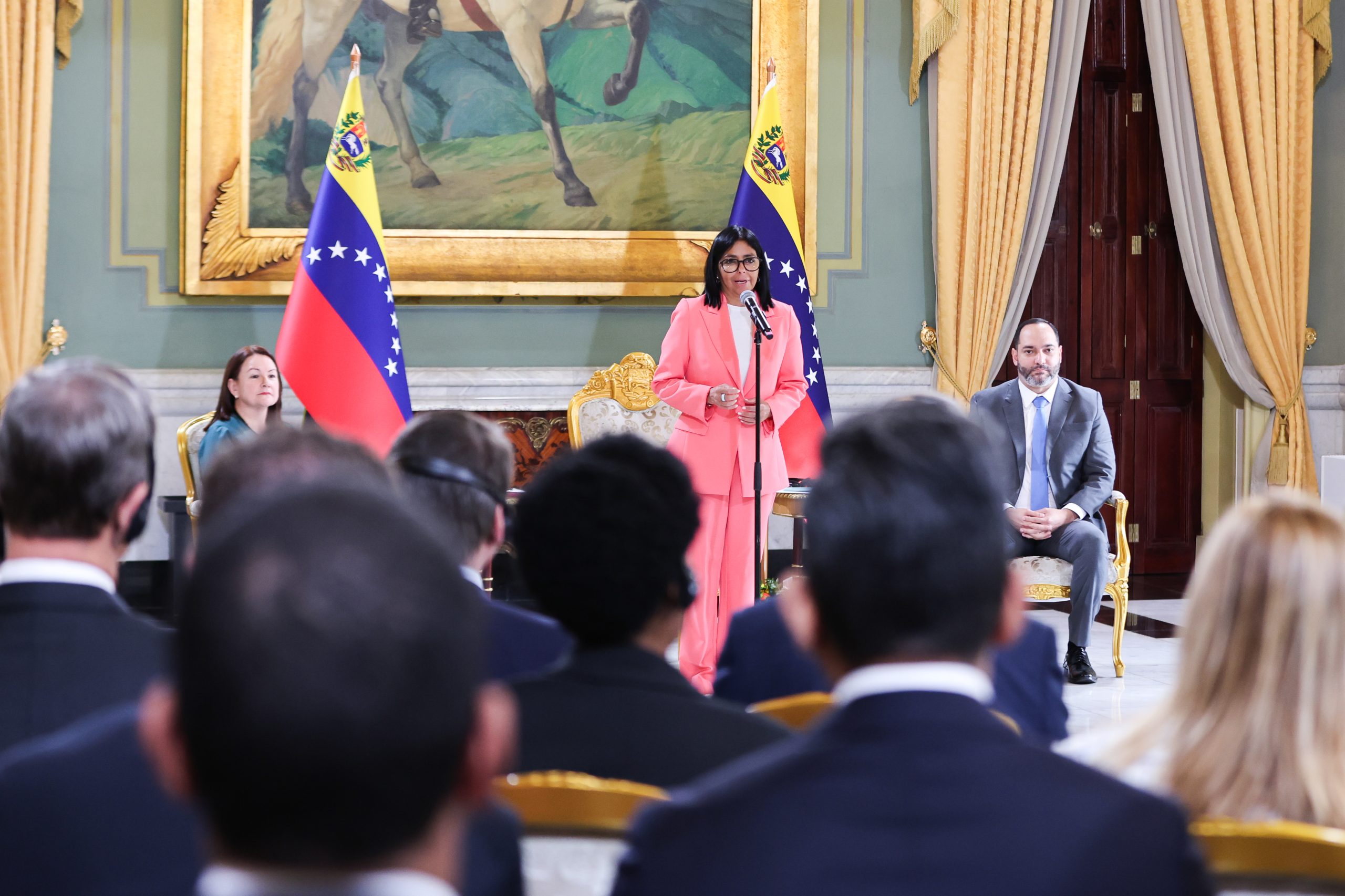 Presidenta Delcy Rodríguez lidera firma de acuerdos energéticos con consorcios internacionales
