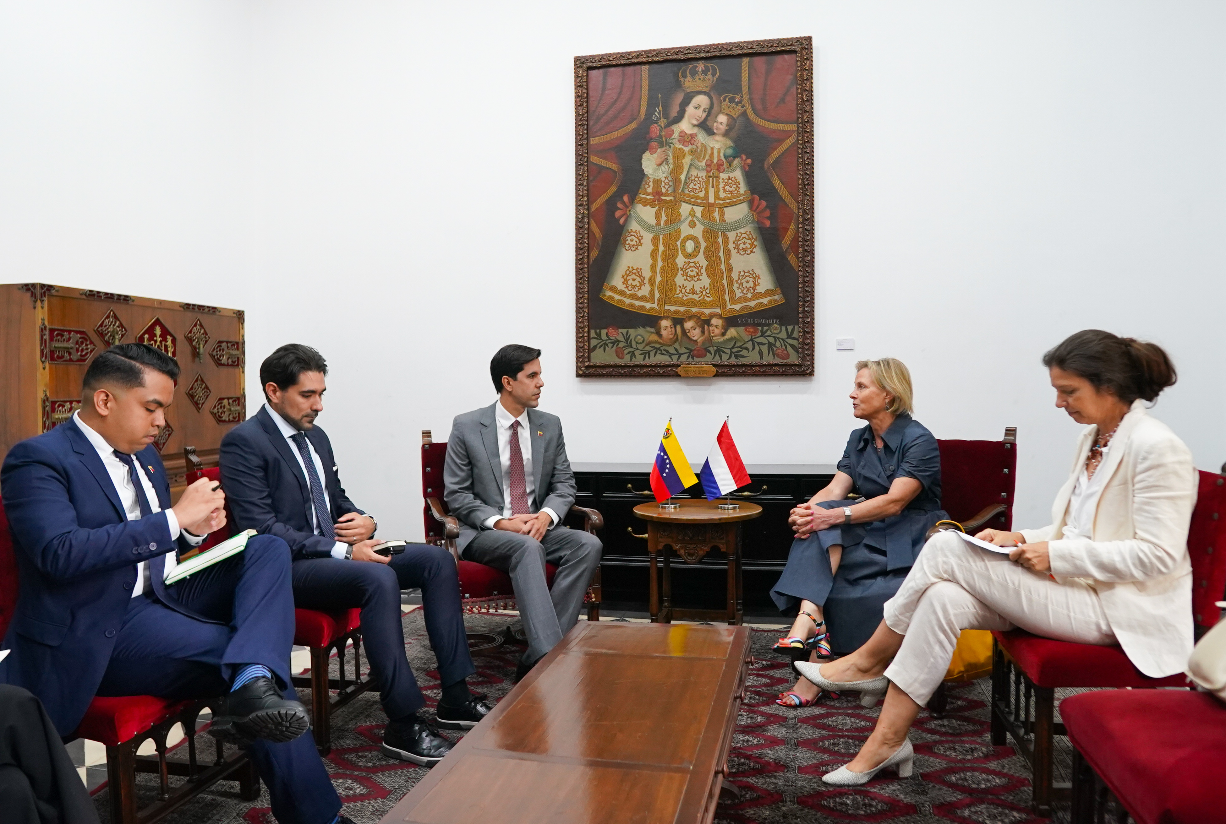 Venezuela revisa agenda bilateral con Países Bajos, Polonia y Serbia