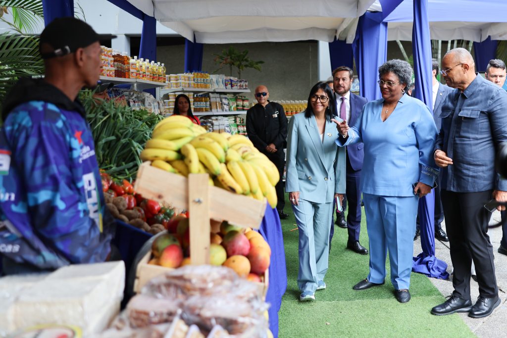 Presidenta Delcy Rodríguez presenta modelo de la Comuna «Fe Socialista» a la Primera Ministra de Barbados Mía Mottley