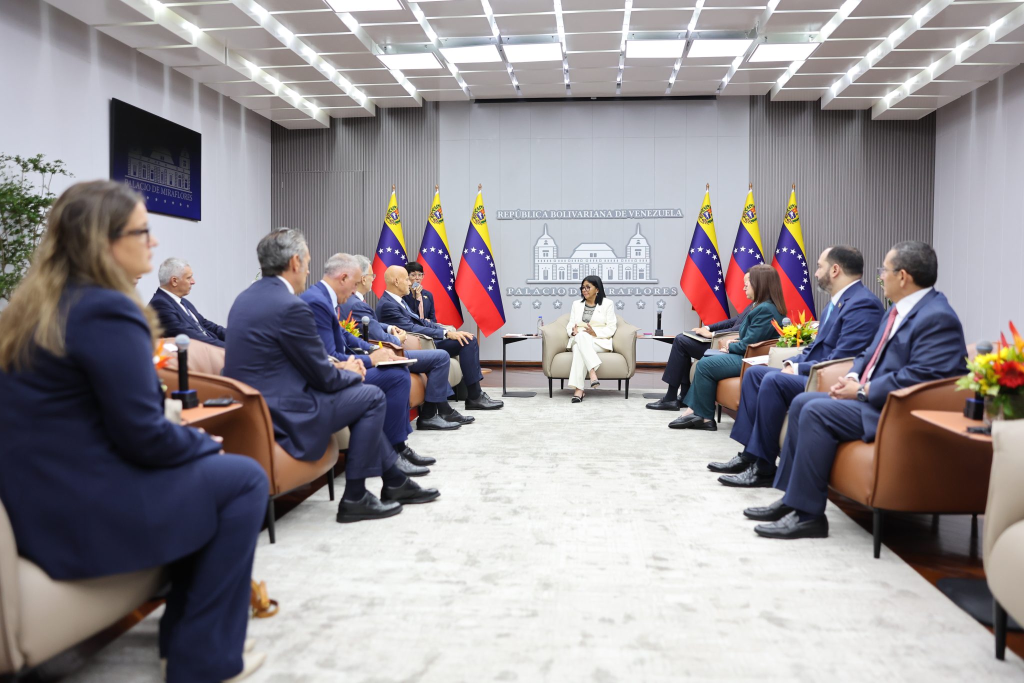 Presidenta Delcy Rodríguez sostiene reunión de trabajo con directivos de la empresa petrolera Eni