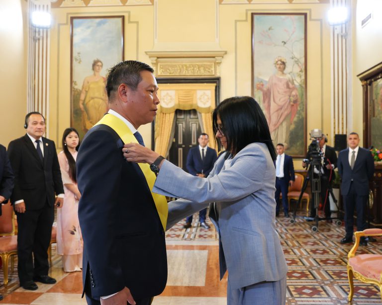 Venezuela condecora al embajador de Vietnam tras culminar su misión diplomática en el país