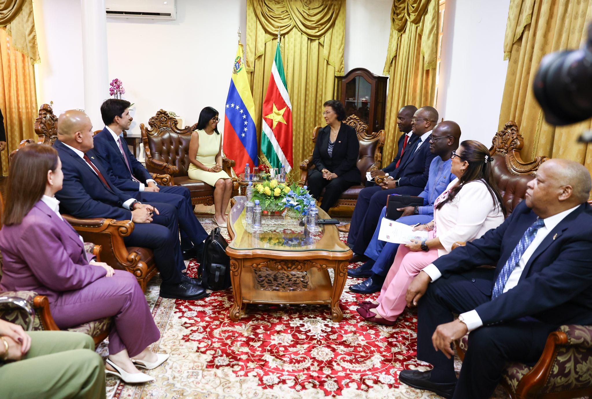 Presidenta Delcy Rodríguez se reunió en Paramaribo con la Jefa de Estado de Surinam