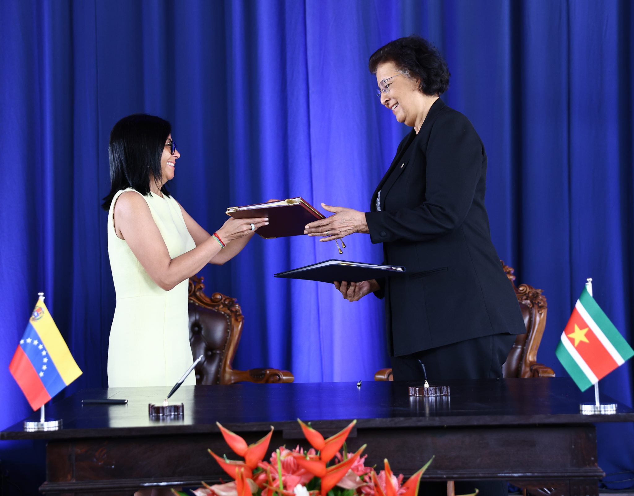 Presidenta Delcy Rodríguez y mandataria Jennifer Simons lideran firma de acuerdos durante visita oficial a Surinam