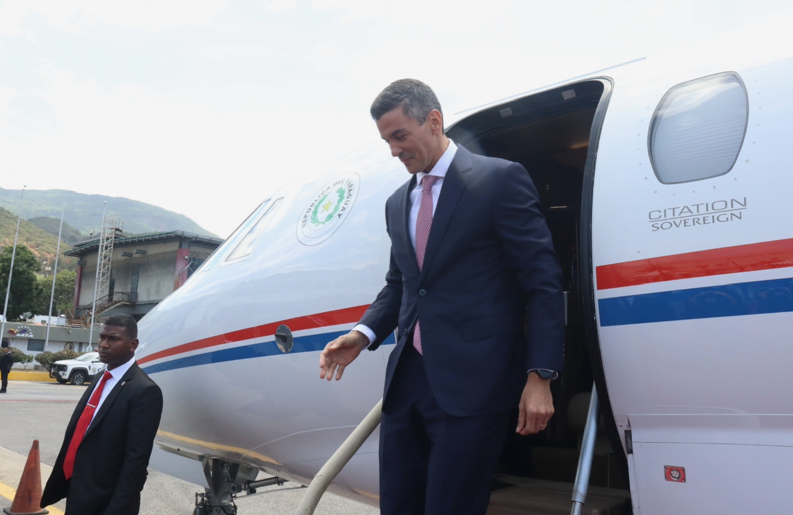 Arriba a Venezuela el presidente de Paraguay Santiago Peña