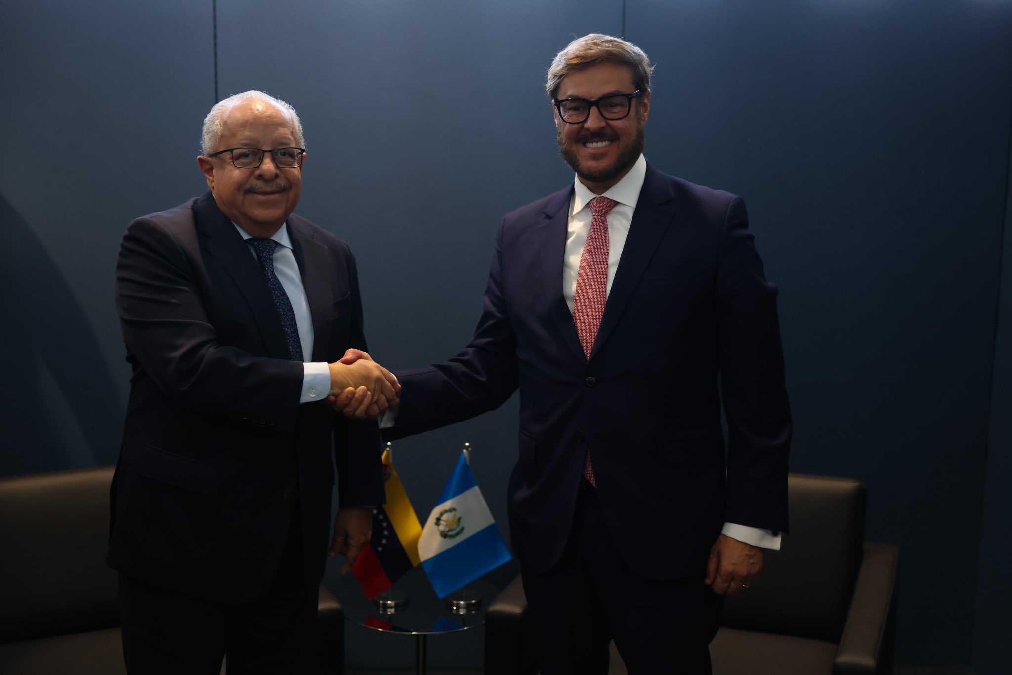 Venezuela y Guatemala abordan necesidad de restablecer relaciones consulares