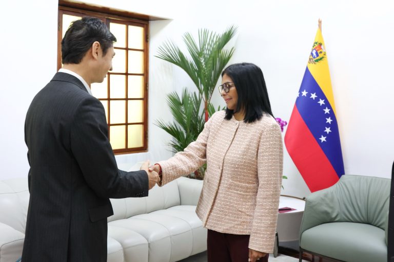 Presidenta Delcy Rodríguez se reúne con embajador Lan Hu y felicita a China por su 77.° aniversario