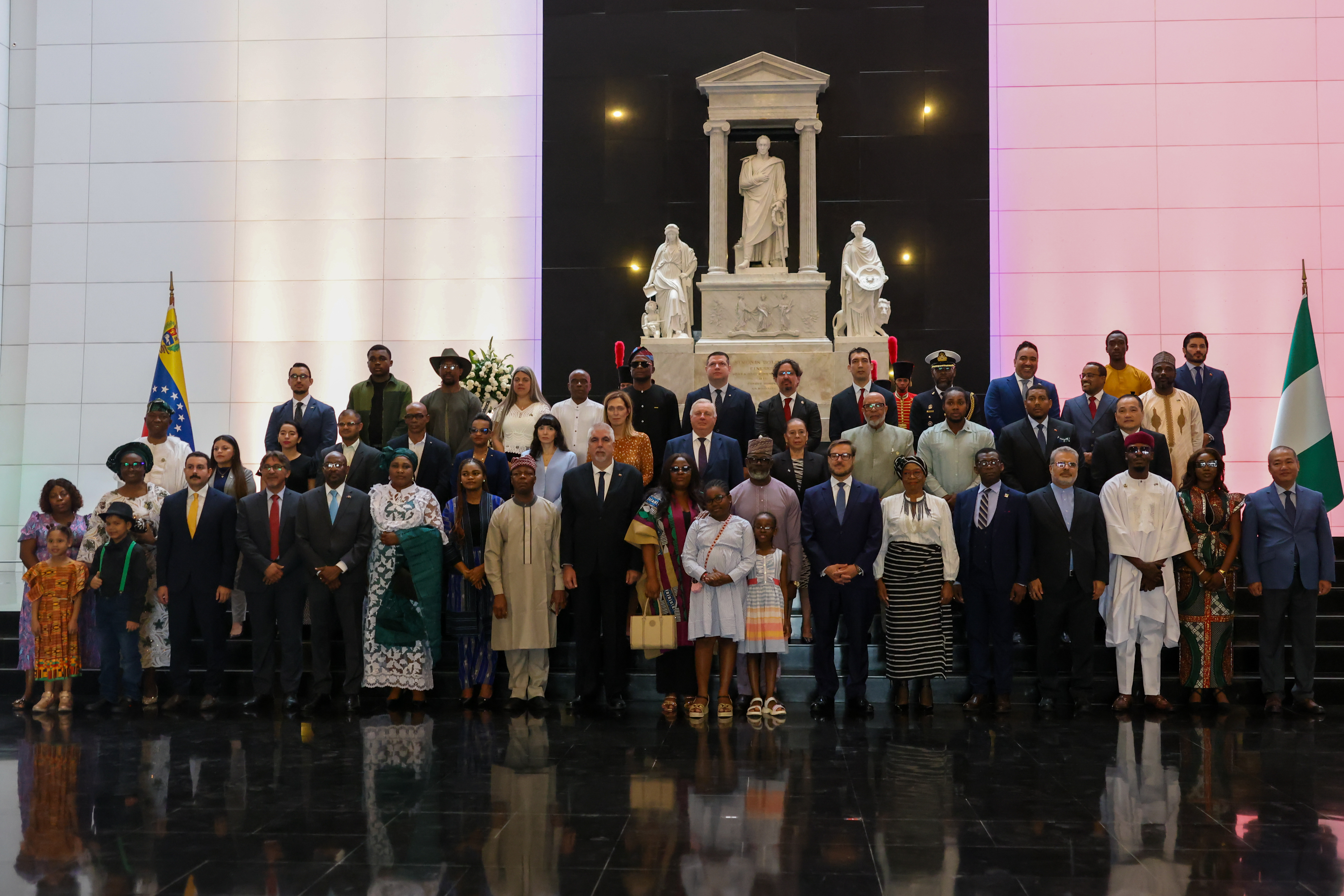 Venezuela acompaña ofrenda floral a Bolívar por el 66.° aniversario de la independencia de Nigeria