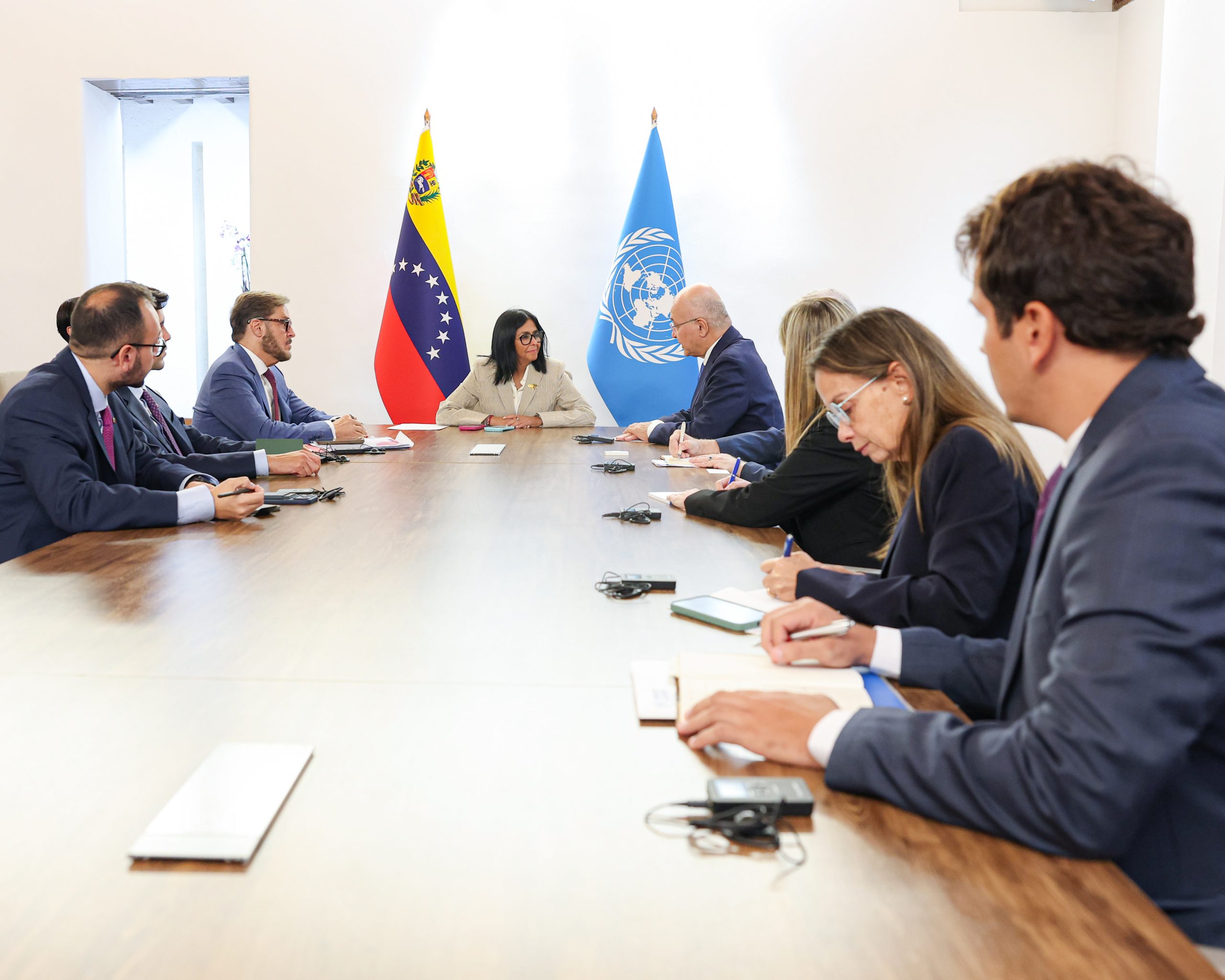 Presidenta Delcy Rodríguez se reúne en Caracas con el máximo representante de ACNUR, Barham Salih
