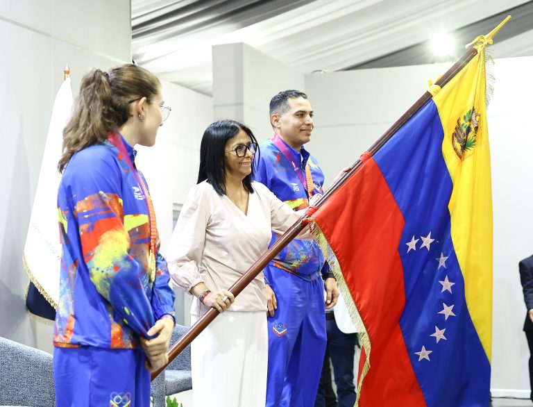 Presidenta Delcy Rodríguez otorga reconocimiento a delegación venezolana de los Juegos Suramericanos Santa Fe 2026