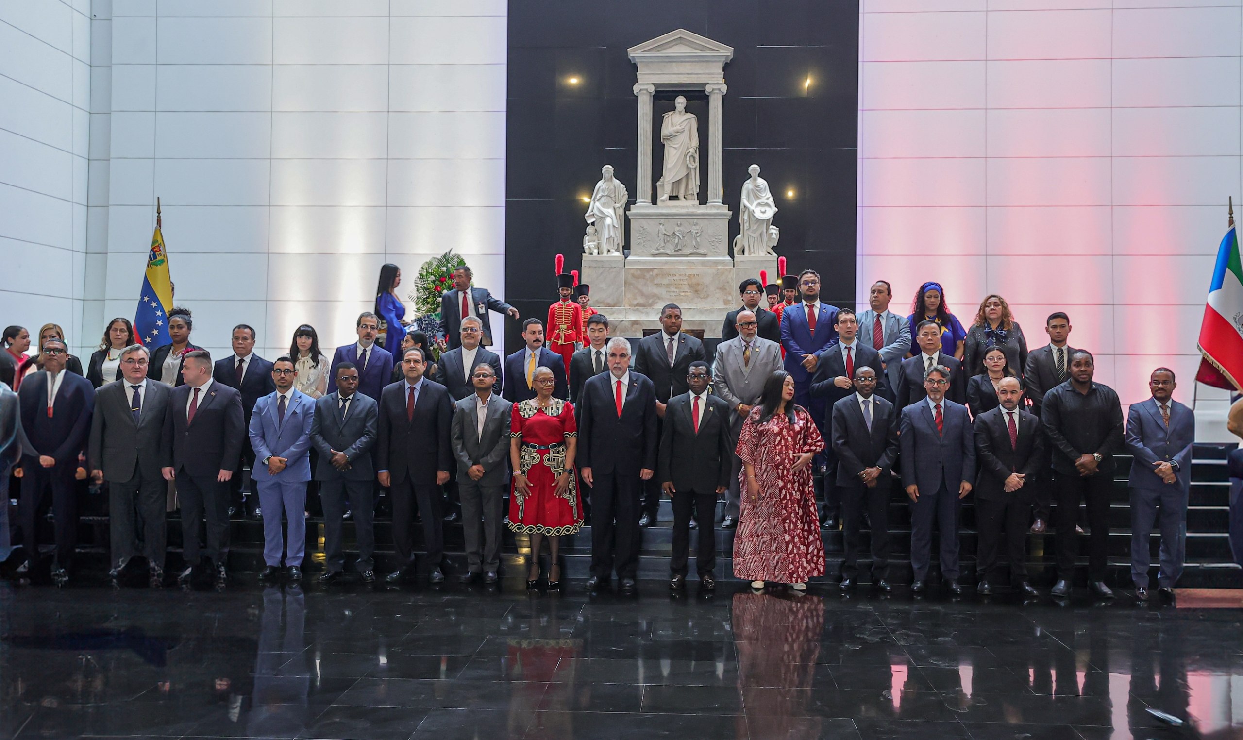 Conmemoran 58 años de soberanía de Guinea Ecuatorial en el Mausoleo del Libertador