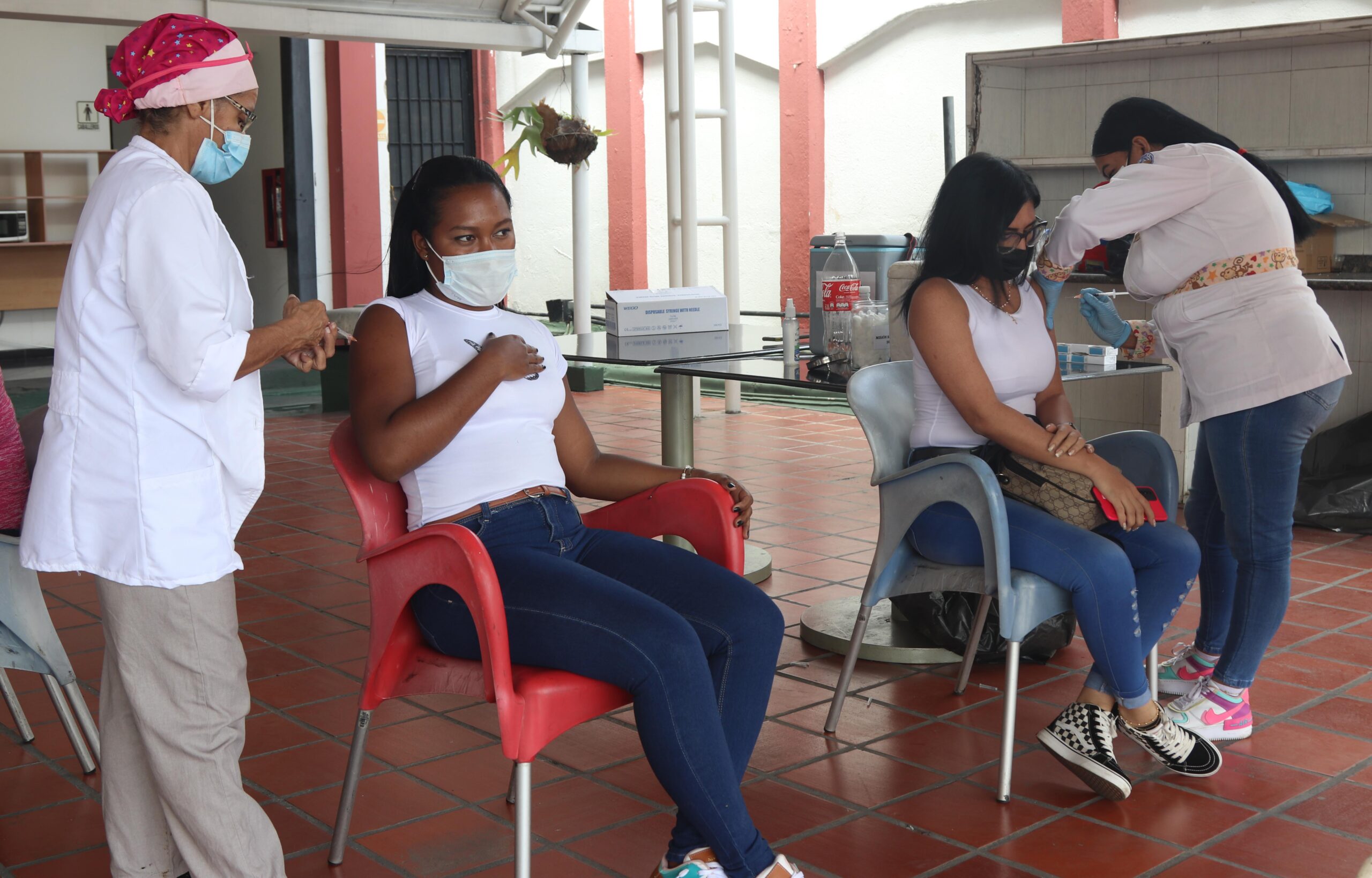 Jornada de vacunación anticovid-19 atiende a 250 trabajadores de Cancillería