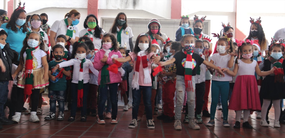 Niños y niñas de «Mi Casita Amarilla» presentan parrandita para celebrar la navidad