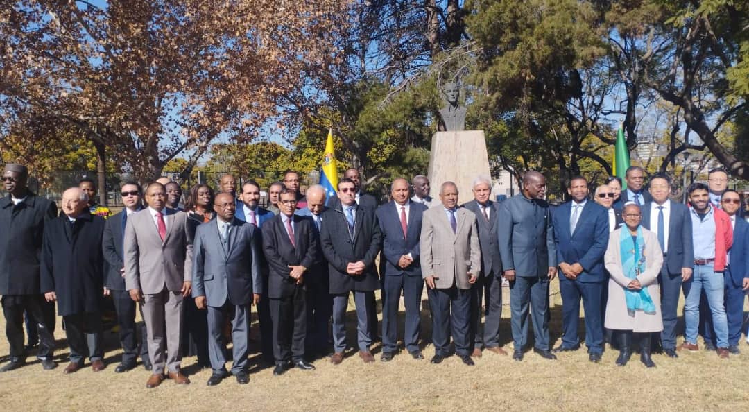 Ofrenda floral a Simón Bolívar en Pretoria por el Día Nacional de Venezuela