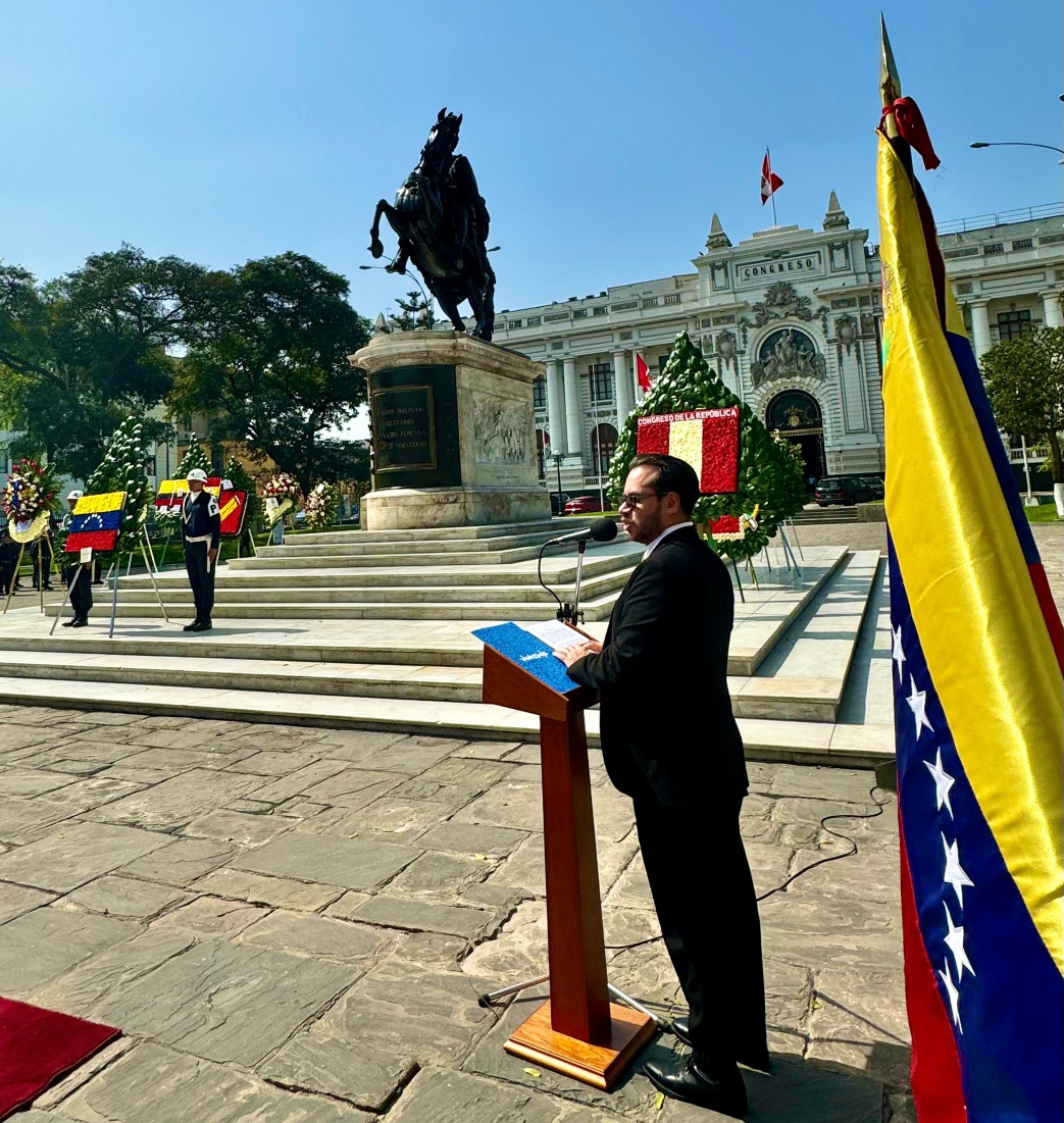 Con ofrendas a Bolívar conmemoran en Perú Día de la Independencia de Venezuela