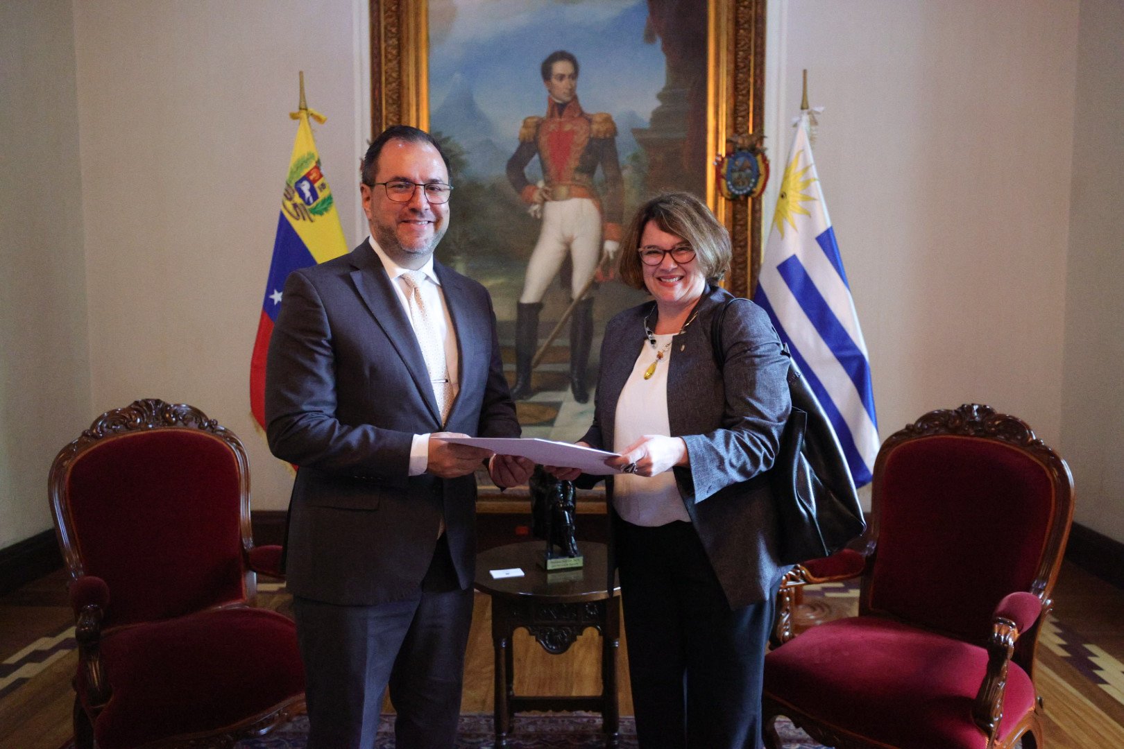 Venezuela recibe Copias de Estilo de nueva Embajadora de Uruguay 