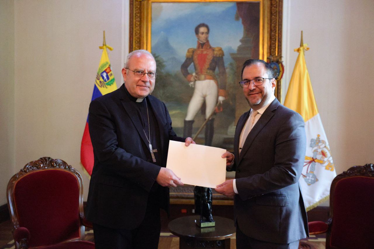 Canciller Yván Gil recibe Copias de Estilo del nuevo Nuncio Apostólico