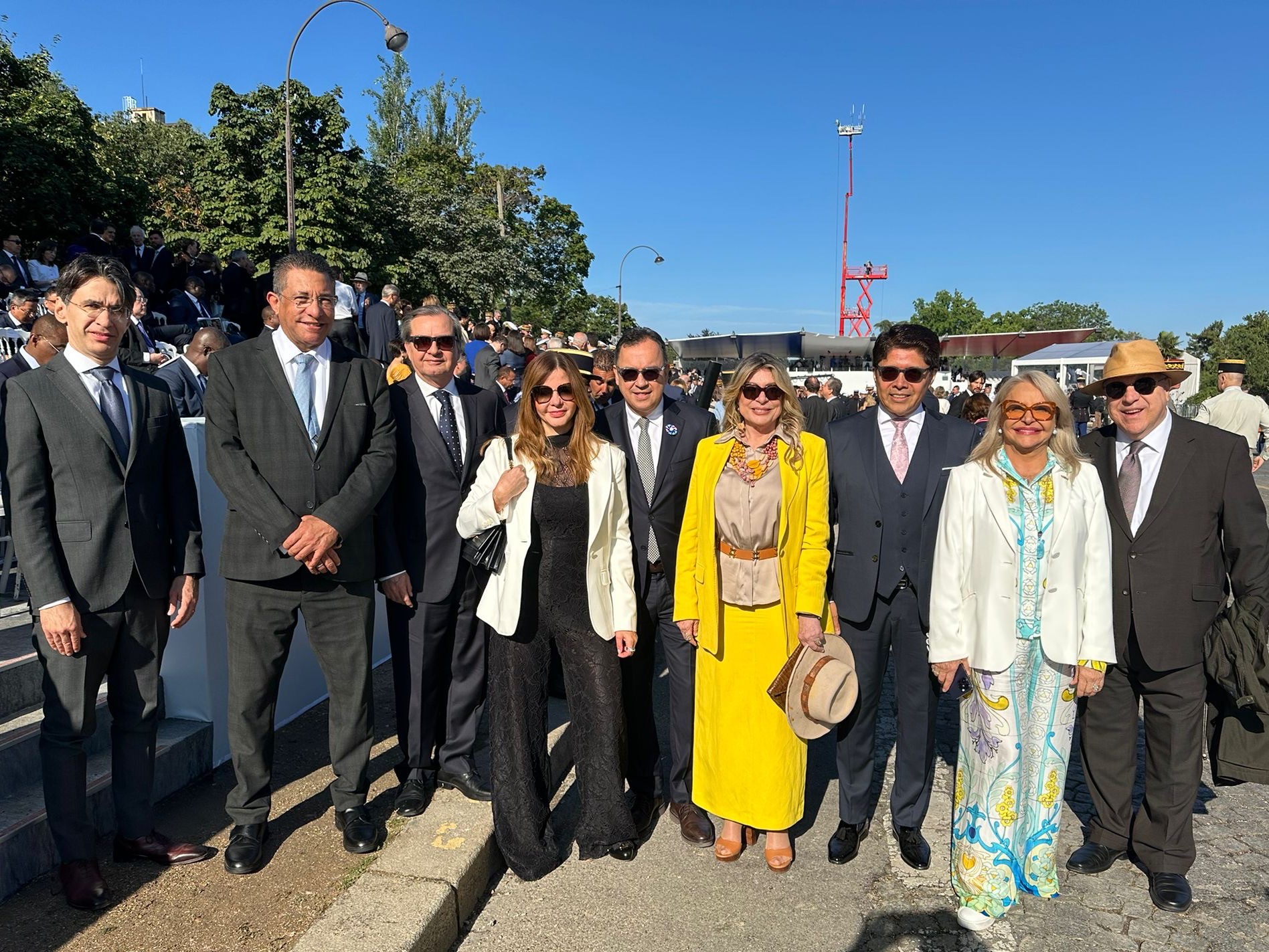 Embajador Arturo Gil asiste al desfile militar por el Día Nacional de Francia