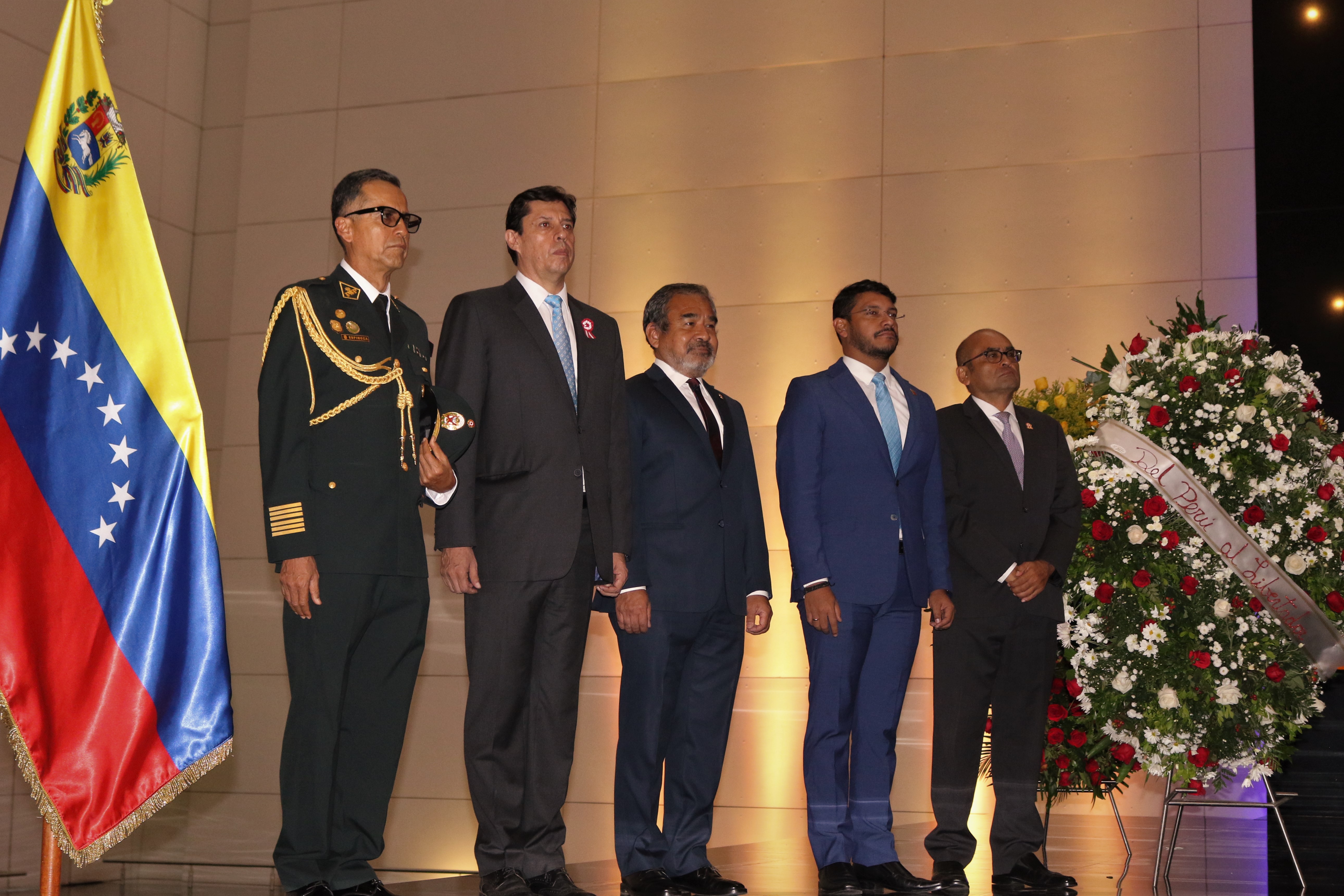 Con ofrenda floral en Caracas conmemoran 203  años de la Independencia del Perú