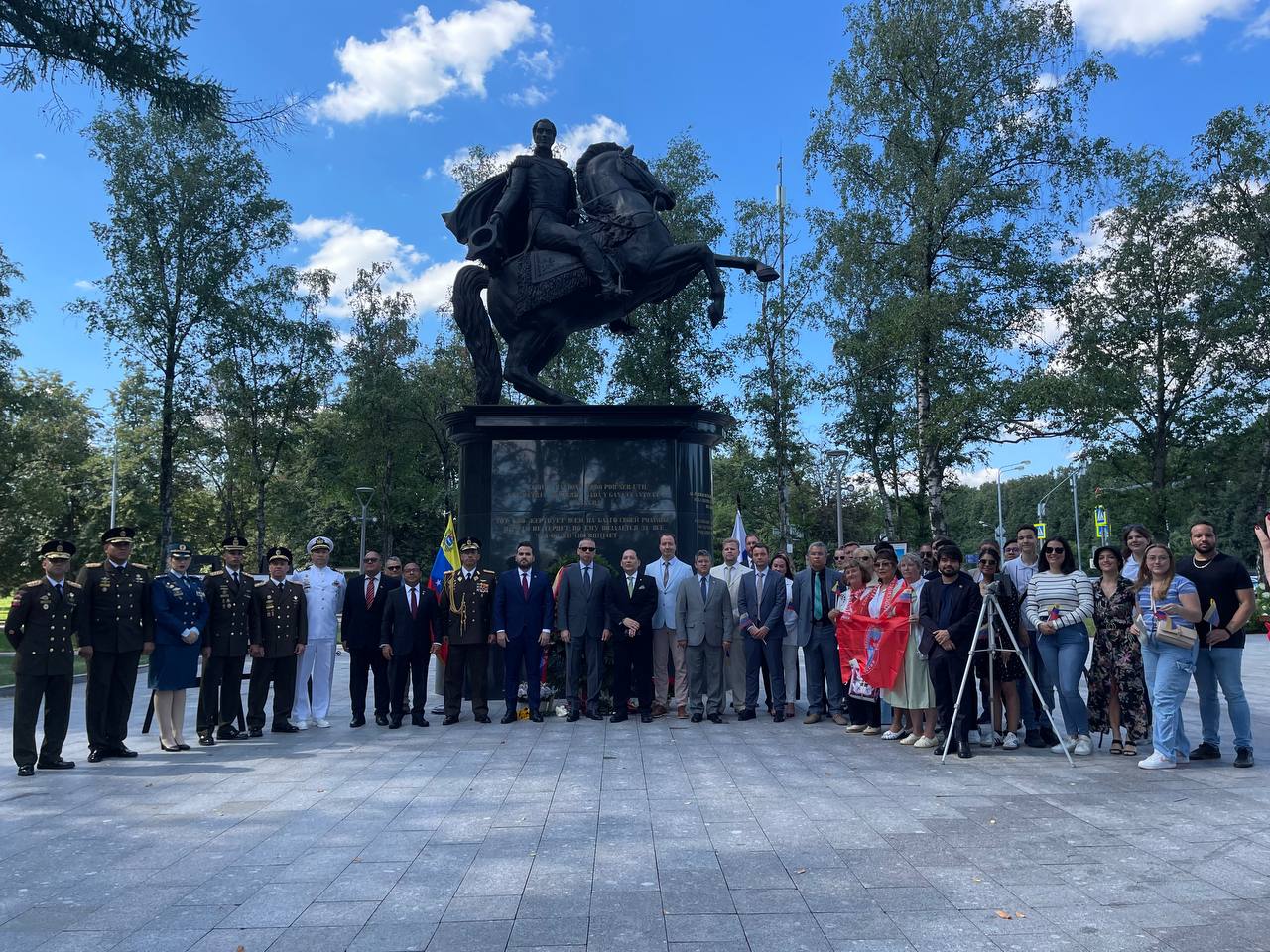 Celebran el 241° Aniversario del Natalicio de Simón Bolívar en Moscú