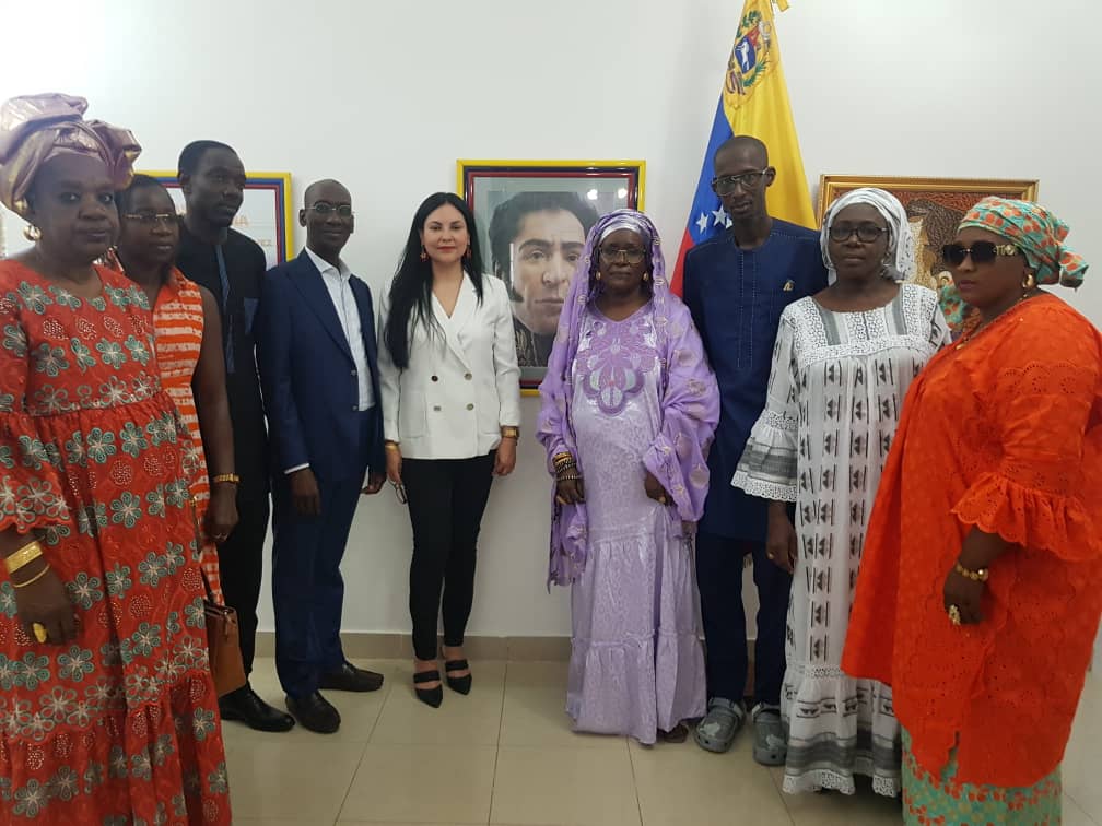 Embajada en Senegal recibe a grupos de solidaridad que rinden homenaje a Bolívar