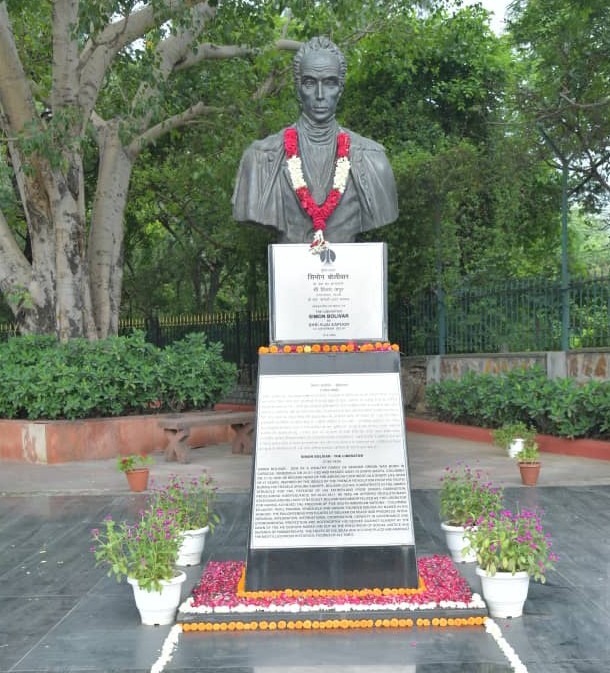 Embajada en la India rinde homenaje a Simón Bolívar con ofrenda floral