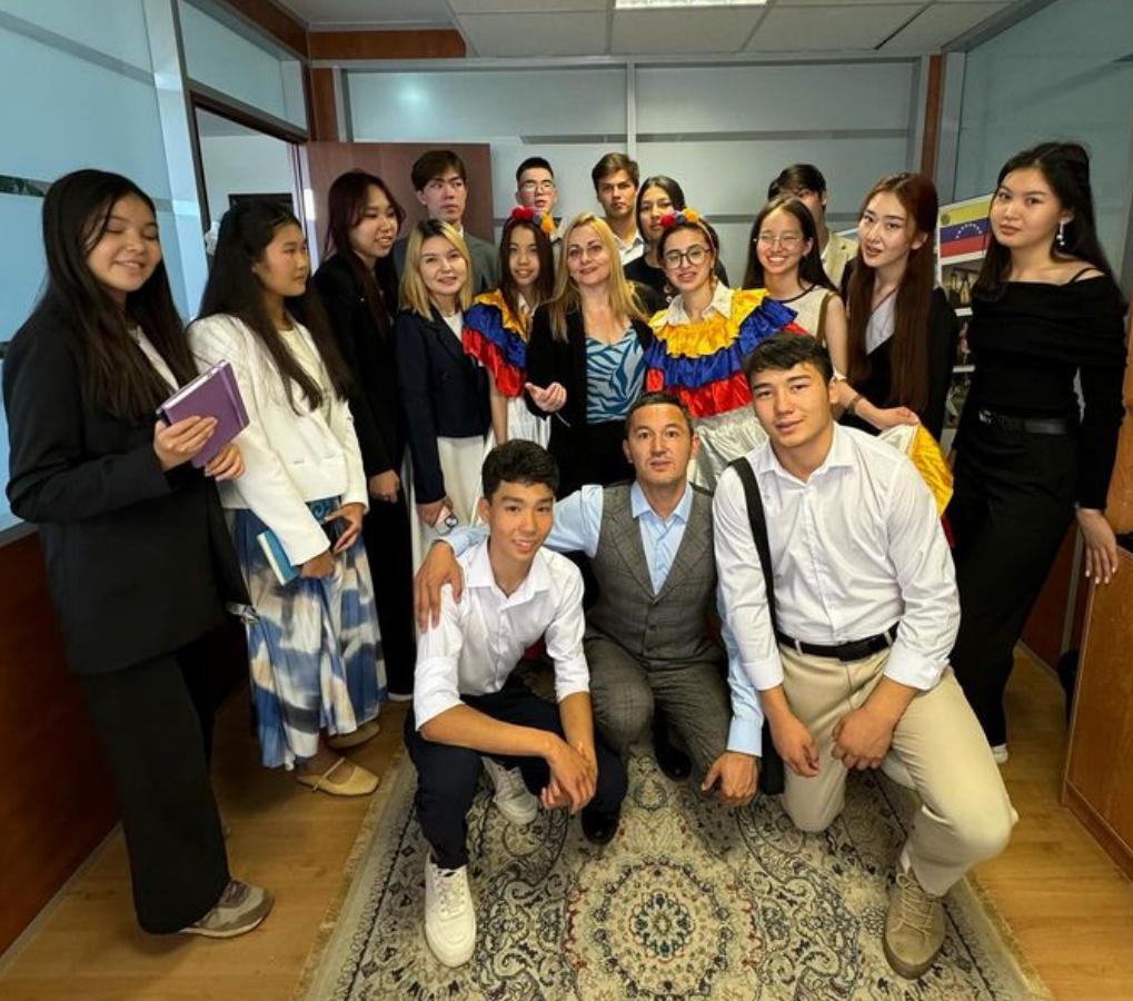 Embajadora en Kazajistán se reúne con Movimiento "Embajadores de La Tierra"