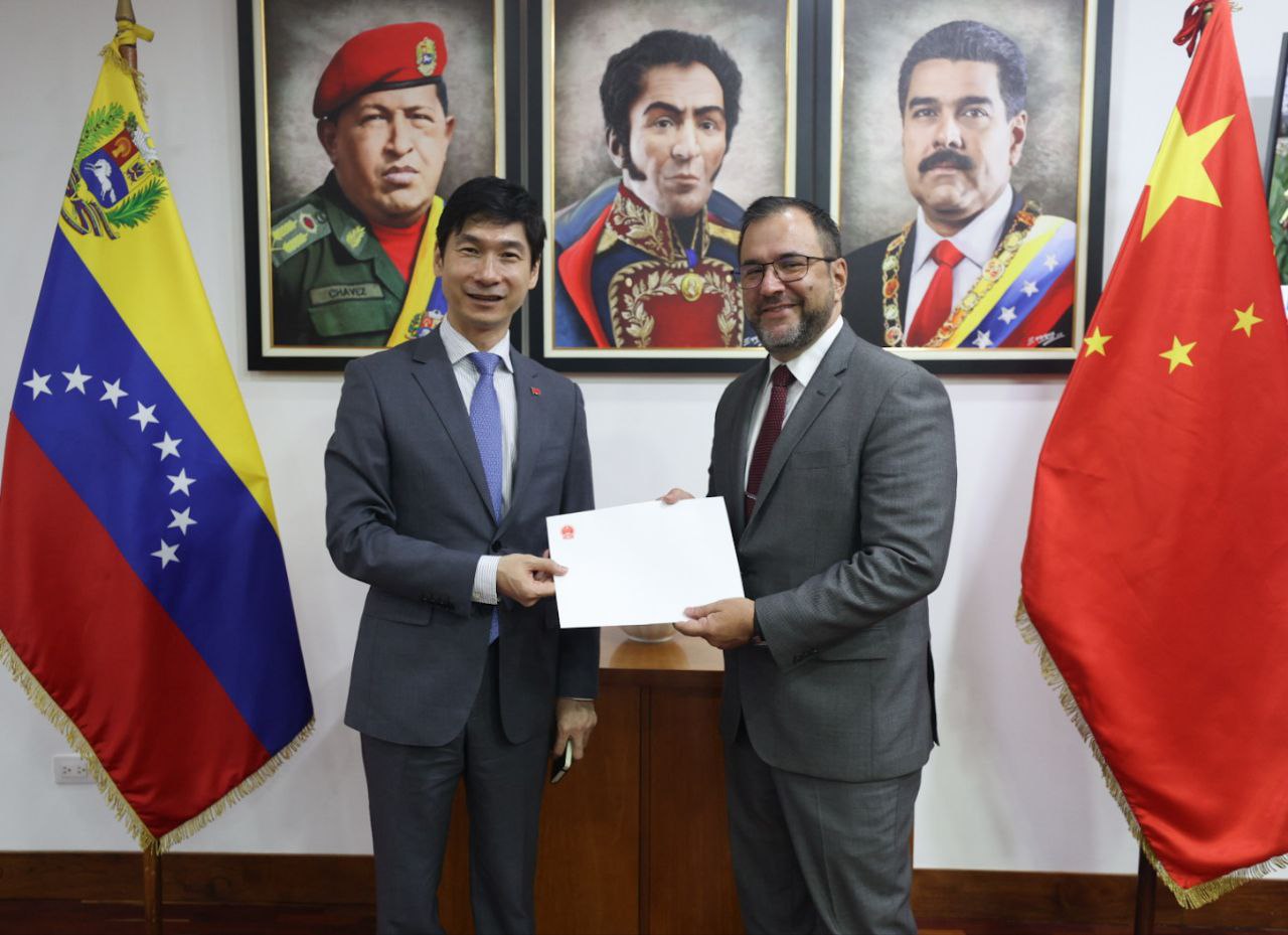 Canciller Yván Gil recibe felicitaciones de China tras victoria electoral el 28J