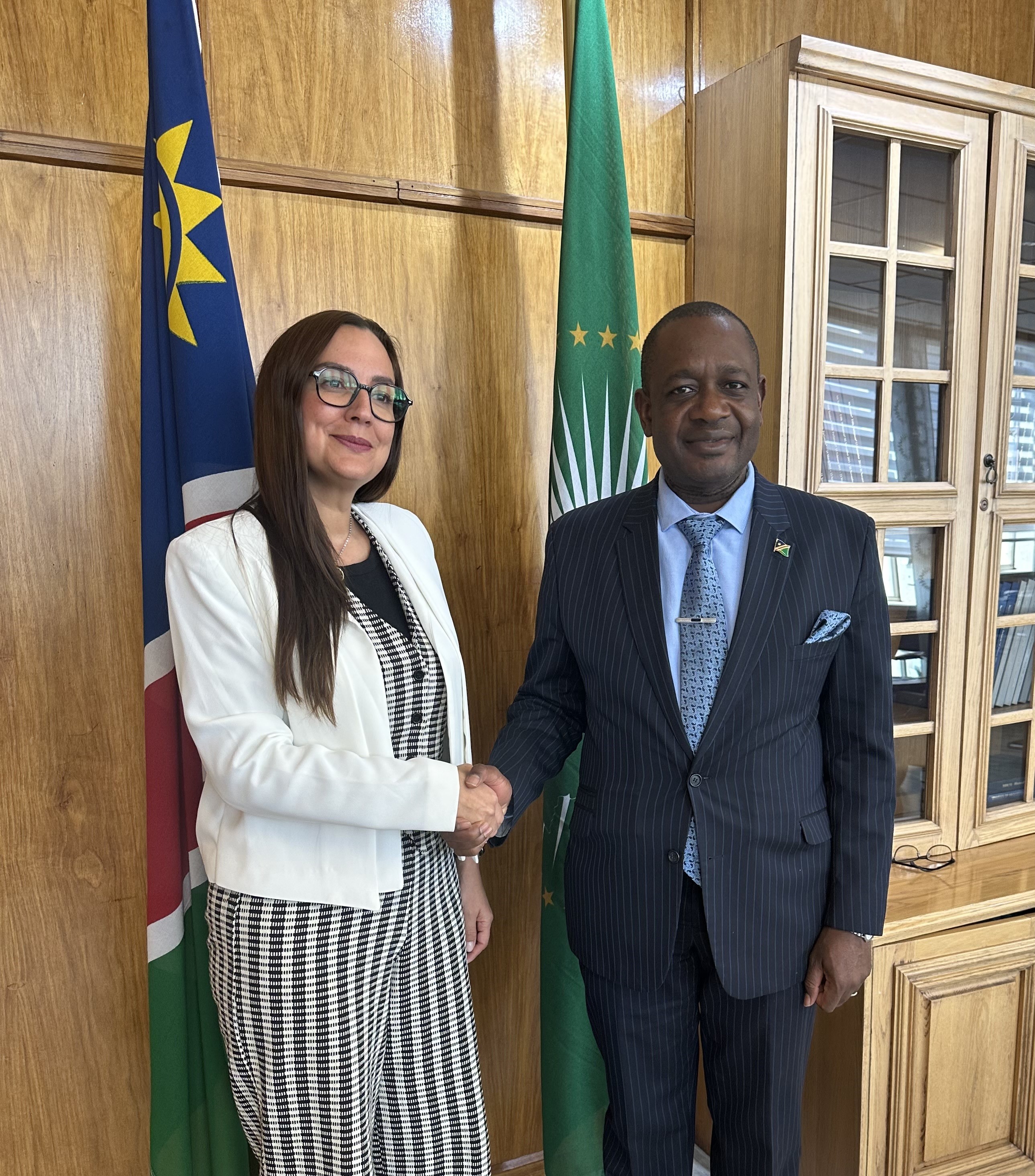 Embajadora en Namibia se reúne con Ministro de Relaciones Internacionales