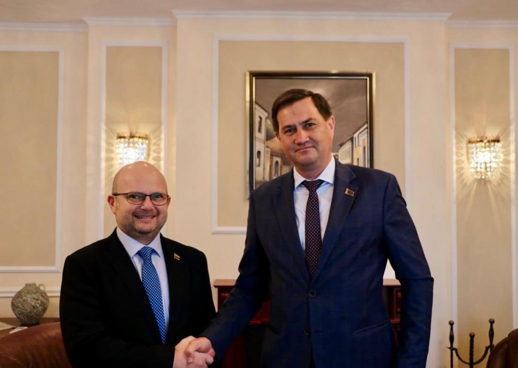 Ministro de Asuntos Exteriores de Belarús se reúne con Embajador venezolano