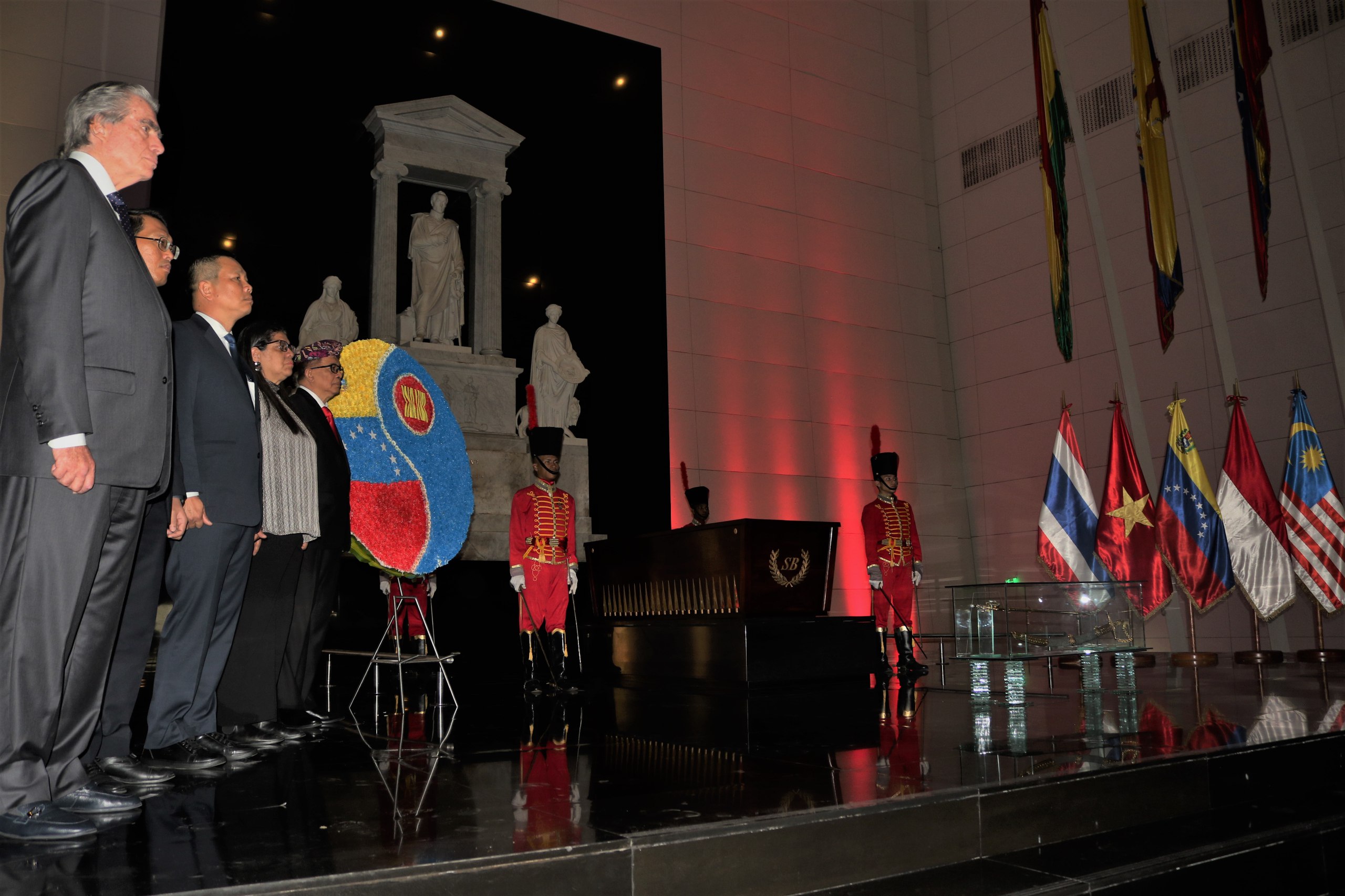 Países ASEAN en Caracas ofrendan a Bolívar en su 57° aniversario