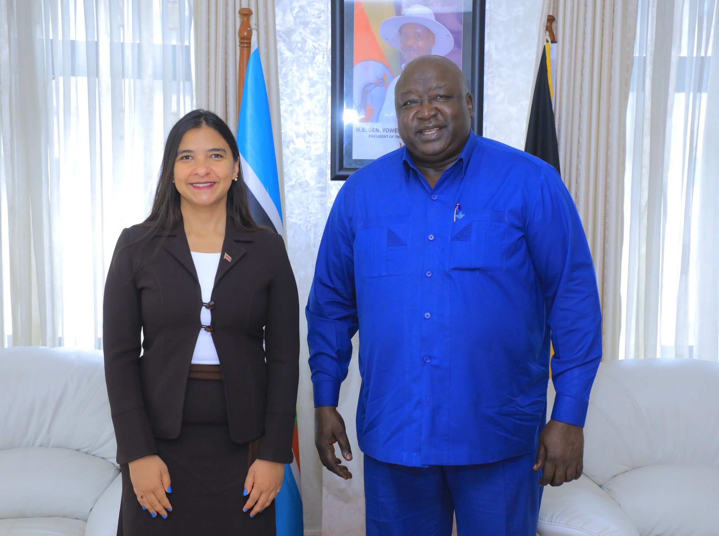 Embajadora venezolana se reúne con Ministro de Estado de Uganda