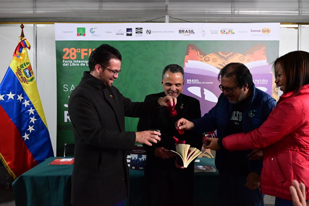 Embajada de Venezuela en Bolivia presenta libro "Ayacucho: 20 Visiones"