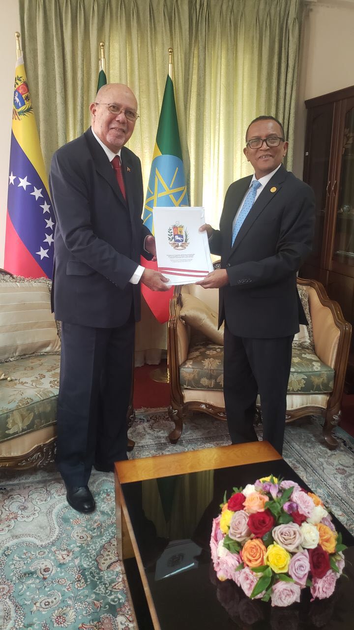 Embajador Eddy Córdova entrega Copias de Estilo ante Cancillería de Etiopía