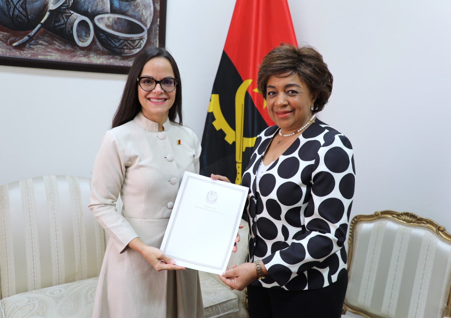 Embajadora de Venezuela presentó Copias de Estilo en Angola